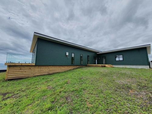 3 bed, 2 bath. Large garage - 204m2
