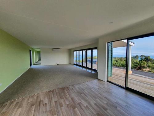 Dining & Living with cucumber ice feature wall