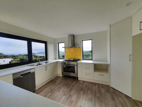 Kitchen with Golden Marguerite splashback