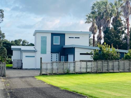 3 bedrooms, 3 bathrooms, 2 living rooms - 250m2