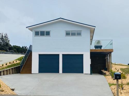 2 beds + office, 1 bath, 2 single garages - 120m2
